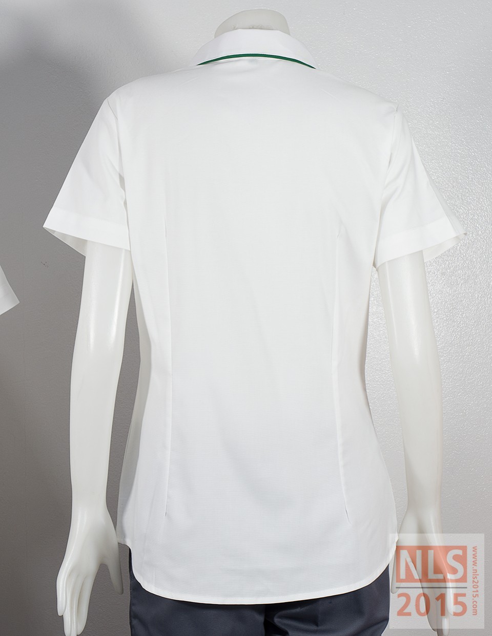 เสื้อเชิ้ตผ้าลาครอส ขลิบเขียวที่ปกรูปที่