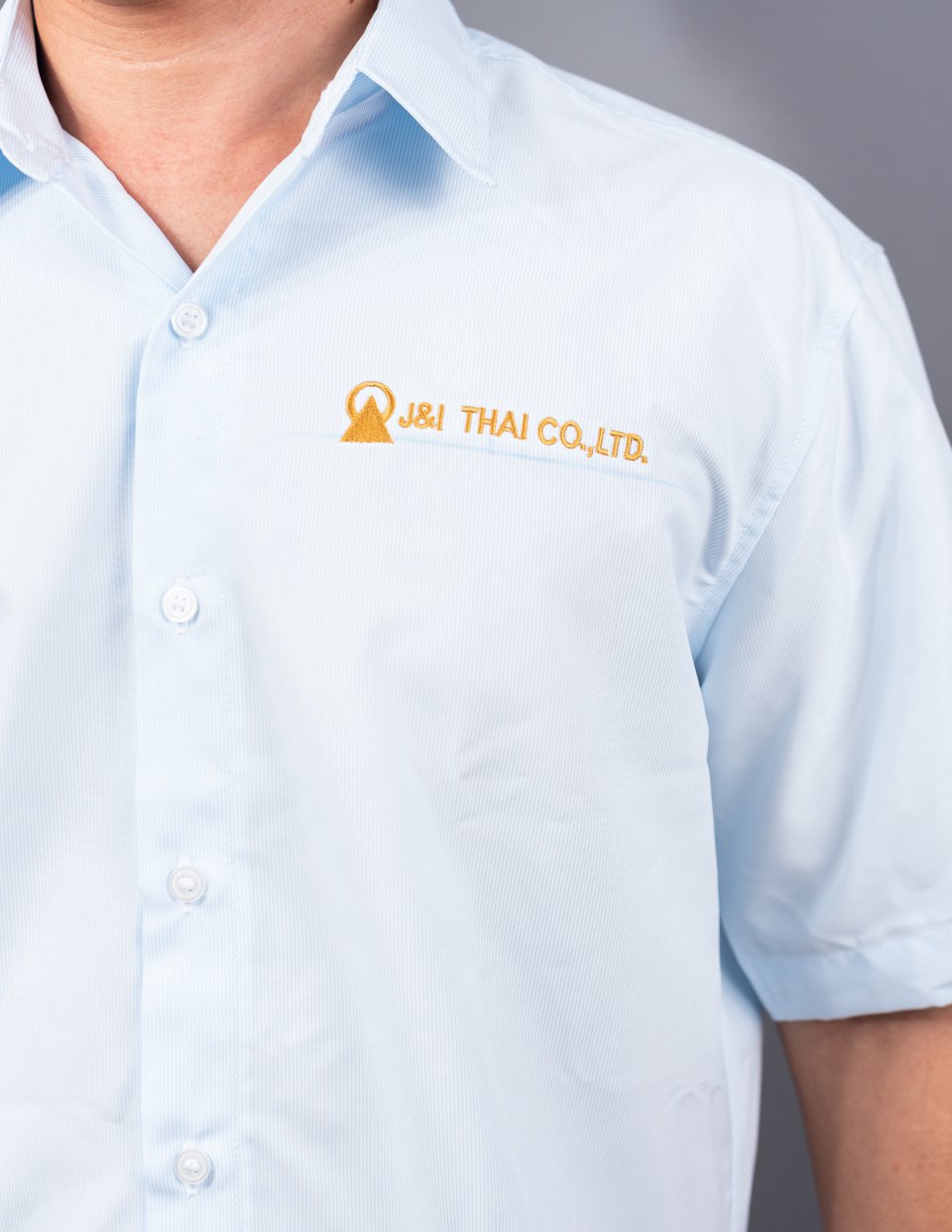 ตัวอย่างเสื้อเชิ้ตพนักงานแขนสั้น J&I THAI CO.,LTD / นลินสิริ 2015 จำกัด รับผลิตเสื้อเชิ้ตพนักงานพร้อมปักโลโก้รูปที่ 