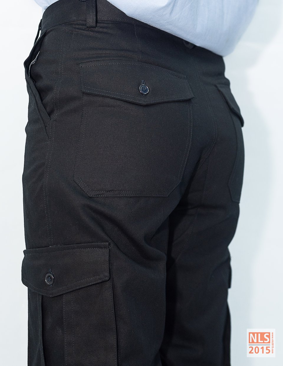 กางเกงมีกระเป๋าข้างขา ไม่มีจีบ กระเป๋าปะหลังสองใบ เนื้อผ้าคอมทวิวสีดำรูปที่ 
