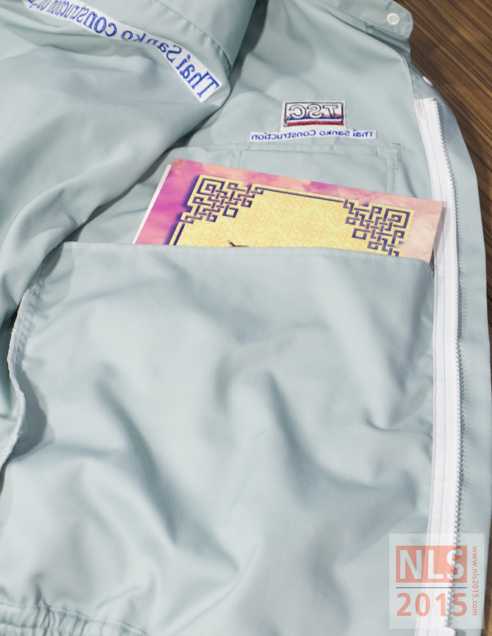 เสื้อฟอร์มพนักงานแขนยาวเนื้อผ้าคอมทวิว ปักหน้าหลัง สาบติดซิปฟันกระดู เอวมียางยืด ด้านในมีกระเป๋าใส่เอกสารรูปที่ 