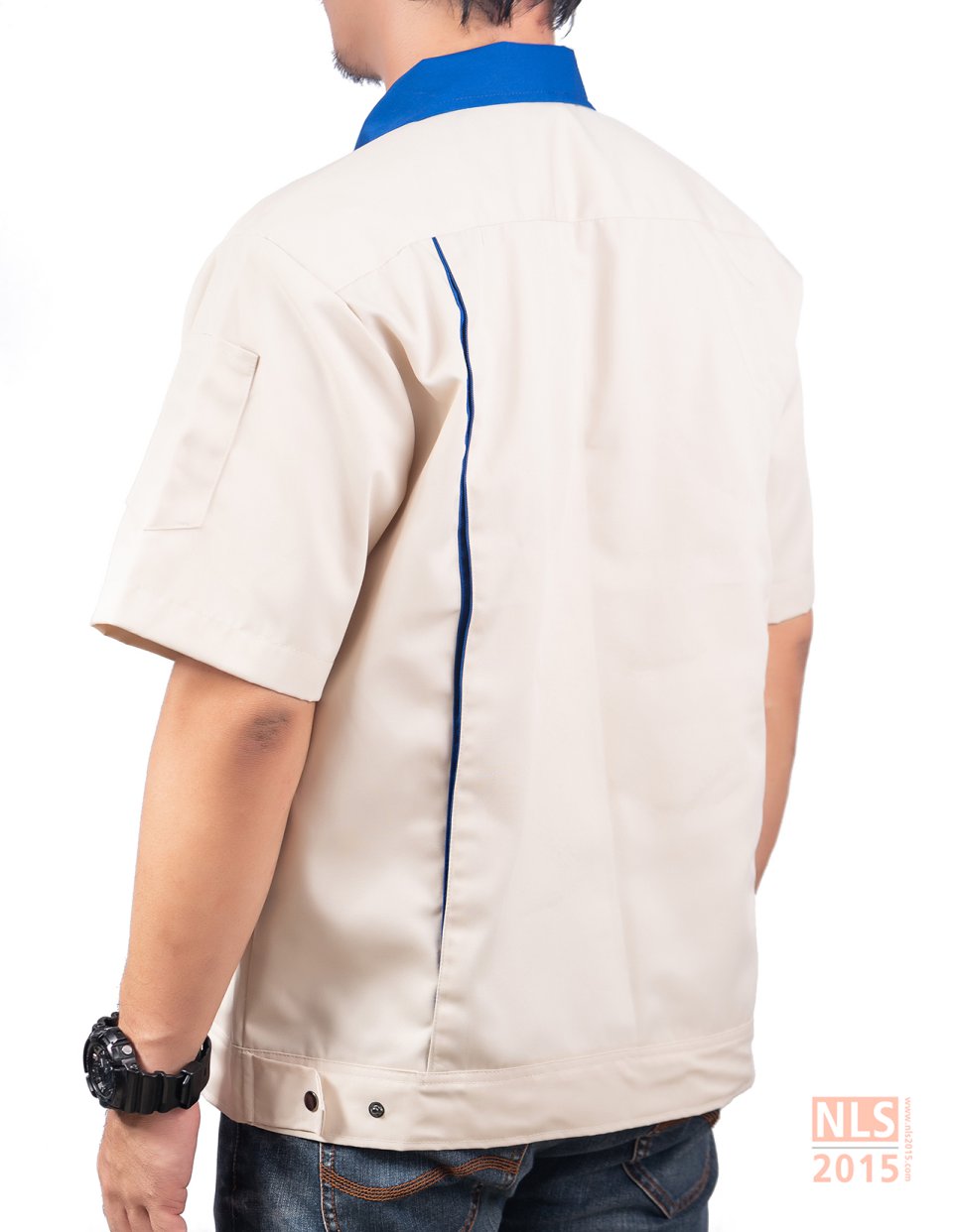 ยูนิฟอร์มพนักงานแขนสั้น ตัดต่อสองสี สาบหน้าเป็นซิปมีผ้าปิดซิปฟันกระดูก มีกระเป๋าเจาะล้วงข้าง กระดุมสแน็ปรูปที่ 